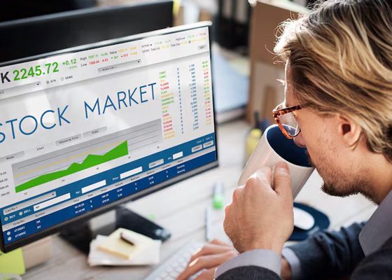 Las bolsas de valores permiten negociar acciones y bonos bajo reglas que garantizan transparencia y protección al inversionista.