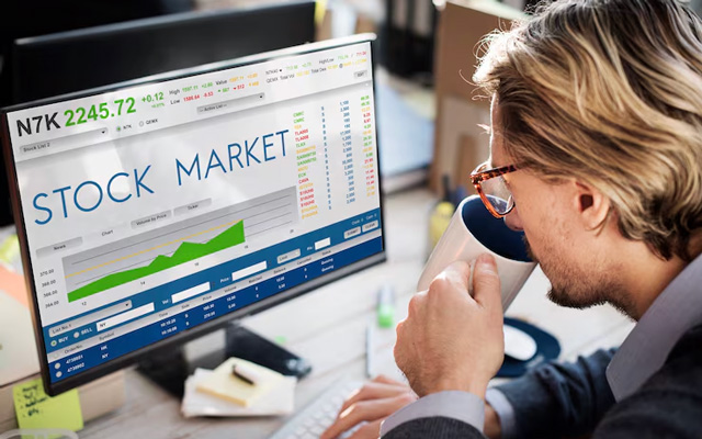 Las bolsas de valores permiten negociar acciones y bonos bajo reglas que garantizan transparencia y protección al inversionista.