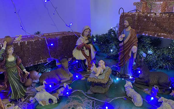 Imagen del pesebre en tiempo de Adviento, símbolo de la espera del Emmanuel, Dios con nosotros