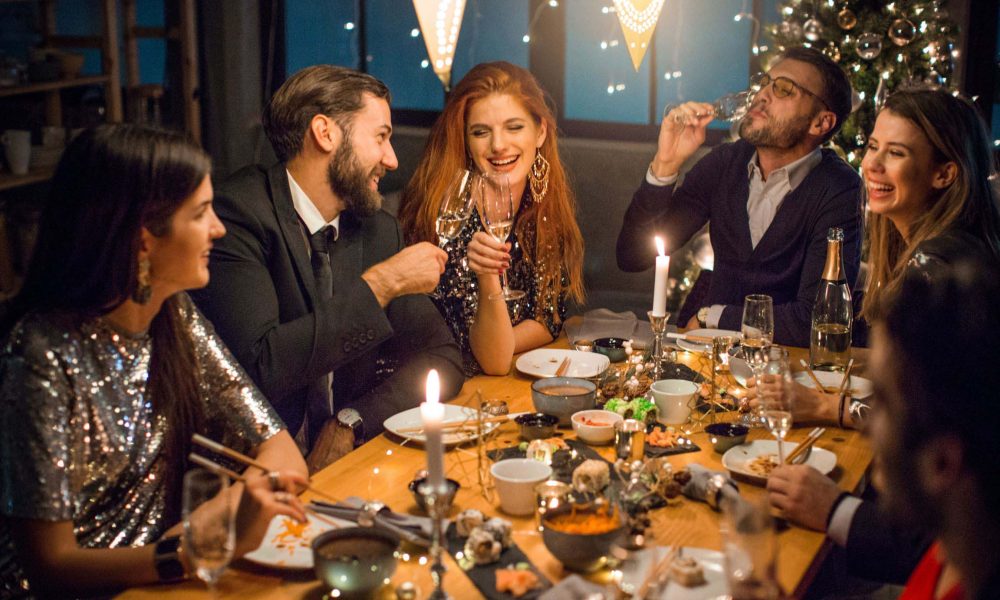 Personas alrededor del mundo celebran la llegada del Año Nuevo con rituales tradicionales llenos de simbolismo y esperanza.