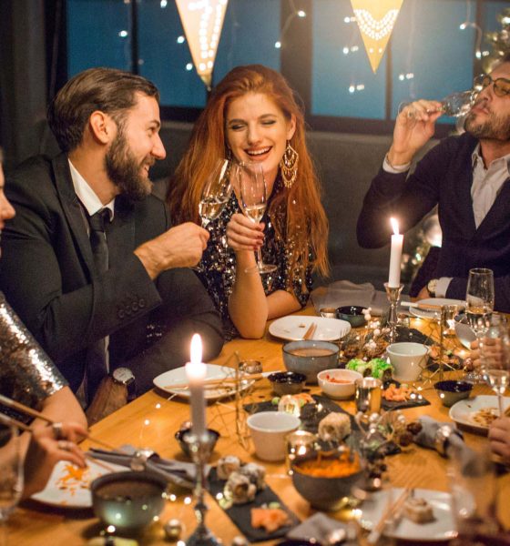 Personas alrededor del mundo celebran la llegada del Año Nuevo con rituales tradicionales llenos de simbolismo y esperanza.