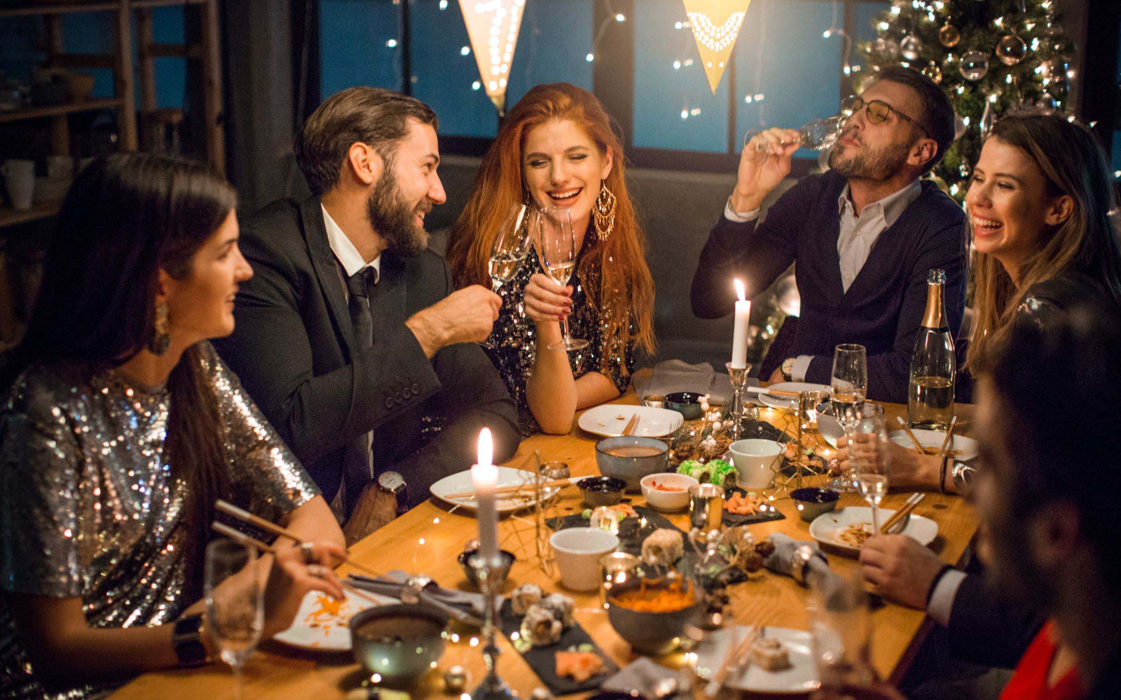 Personas alrededor del mundo celebran la llegada del Año Nuevo con rituales tradicionales llenos de simbolismo y esperanza.