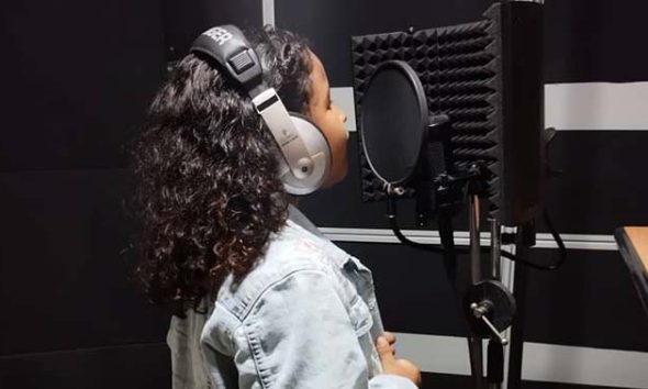 La joven artista lanza su primer sencillo el 24 de diciembre y el video oficial se estrena en YouTube a las 8:00 p. m.