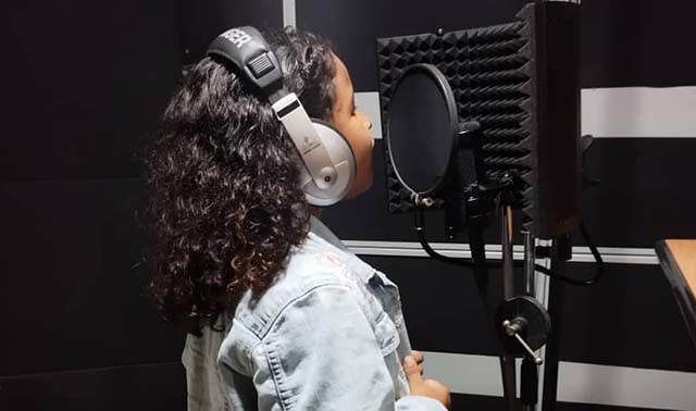 La joven artista lanza su primer sencillo el 24 de diciembre y el video oficial se estrena en YouTube a las 8:00 p. m.