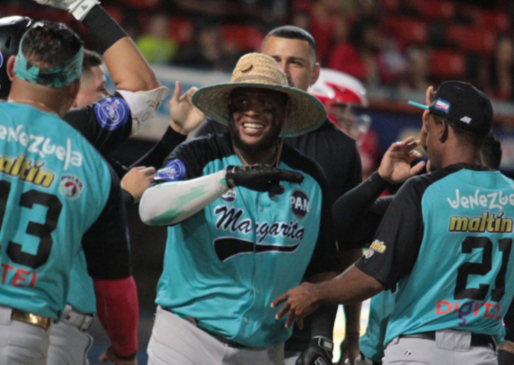 Los Bravos de Margarita celebrando una victoria en el estadio.