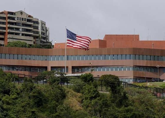 Vista aérea de la embajada de Estados Unidos en Caracas, cuya reapertura está siendo considerada por Washington tras años de ausencia diplomática.