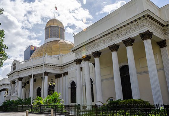 Fachada del Palacio Federal Legislativo durante la sesión de aprobación de la reforma petrolera 2026.