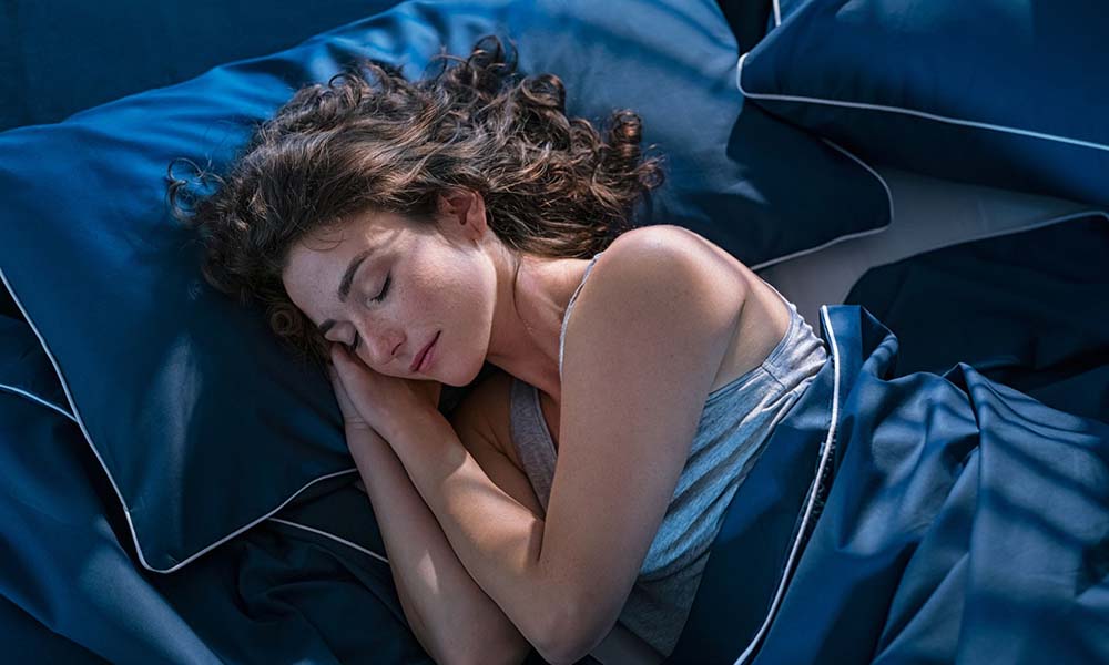 El silencio y la oscuridad son los pilares de un santuario personal donde el cuerpo se repara y la mente recupera su claridad.