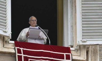 El Papa León XIV durante el rezo del Ángelus en la Plaza de San Pedro, donde elevó una oración especial por Venezuela.
