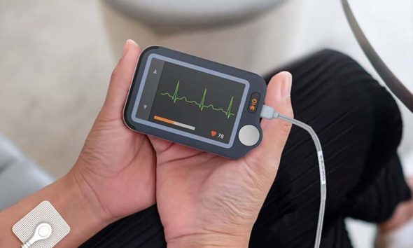 Usuario analizando su electrocardiograma en tiempo real mediante un sensor biométrico de última generación