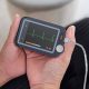 Usuario analizando su electrocardiograma en tiempo real mediante un sensor biométrico de última generación
