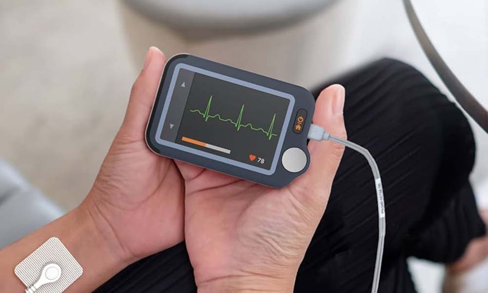 Usuario analizando su electrocardiograma en tiempo real mediante un sensor biométrico de última generación