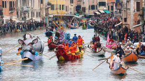 El Festival del Agua en el canal de Cannaregio una vista veneciana con barcazas que parecen extraídas de un sueño mitológico.
