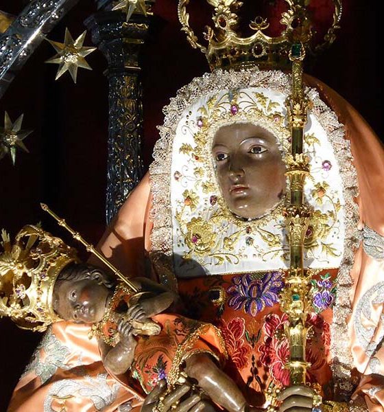 La luz de Cristo ilumina a las naciones a través de la intercesión de su Santísima Madre.