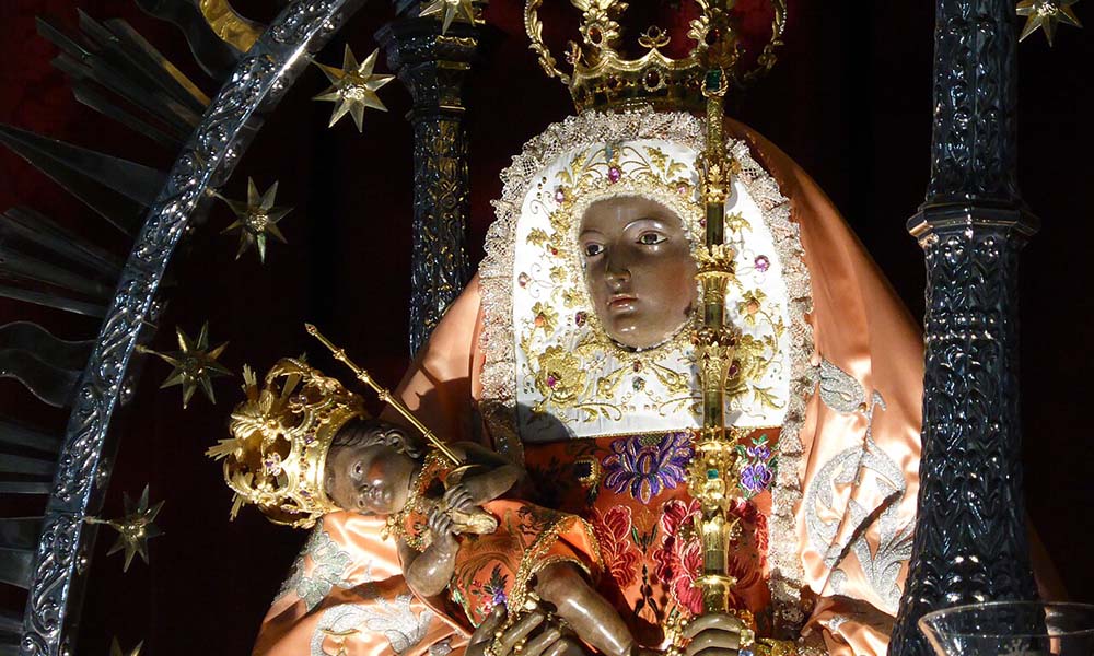 La luz de Cristo ilumina a las naciones a través de la intercesión de su Santísima Madre.