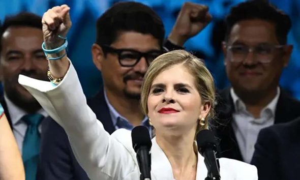 Laura Fernández celebra su victoria histórica como la segunda mujer electa para la presidencia de Costa Rica.