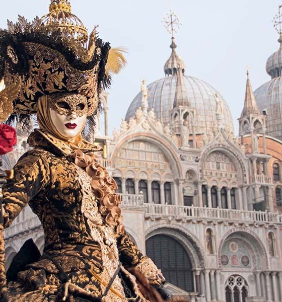 El primer registro histórico del Carnaval de Venecia data de 1094. En 1296, el Senado de la República de Venecia oficializó la festividad. El Carnaval de Venecia, con más de siete siglos de historia, surge como un fenómeno cultural que permitía a ciudadanos de todos los estamentos sociales experimentar igualdad y anonimato.