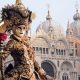 El primer registro histórico del Carnaval de Venecia data de 1094. En 1296, el Senado de la República de Venecia oficializó la festividad. El Carnaval de Venecia, con más de siete siglos de historia, surge como un fenómeno cultural que permitía a ciudadanos de todos los estamentos sociales experimentar igualdad y anonimato.