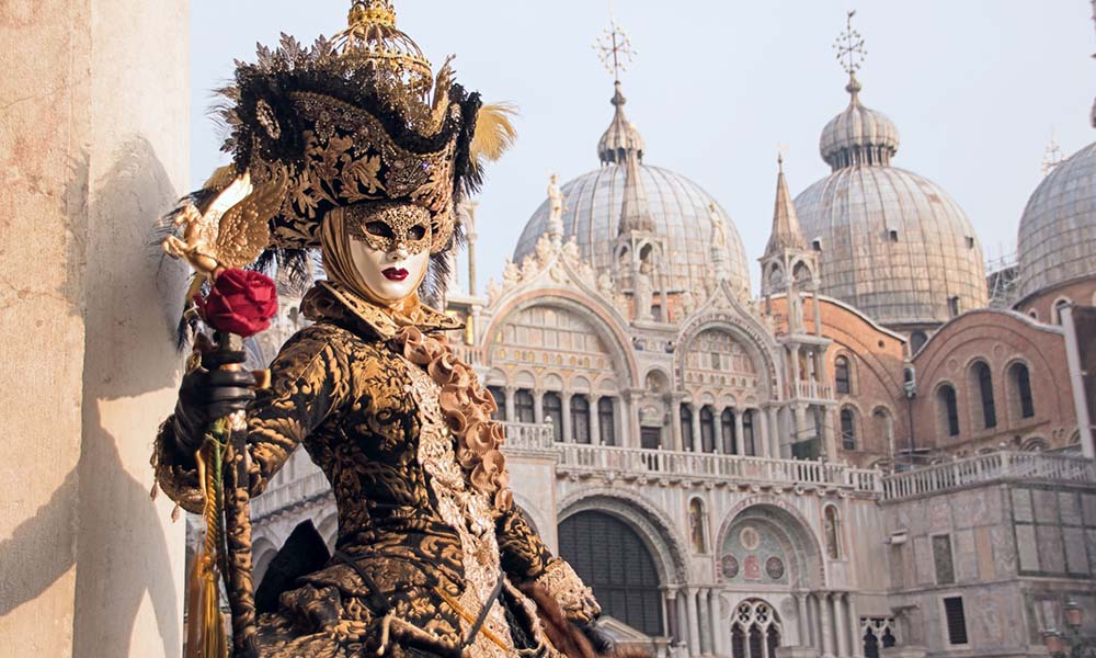 El primer registro histórico del Carnaval de Venecia data de 1094. En 1296, el Senado de la República de Venecia oficializó la festividad. El Carnaval de Venecia, con más de siete siglos de historia, surge como un fenómeno cultural que permitía a ciudadanos de todos los estamentos sociales experimentar igualdad y anonimato.