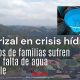 Vecinos de Carrizal llenan sus recipientes de agua mientras esperan que Hidrocapital restablezca el suministro en sus sectores.