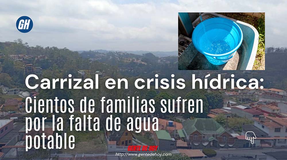 Vecinos de Carrizal llenan sus recipientes de agua mientras esperan que Hidrocapital restablezca el suministro en sus sectores.