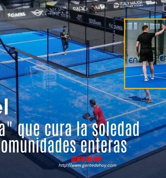 Cuatro jugadores celebran un punto en una pista panorámica al atardecer. La escena captura lo esencial del pádel moderno: la victoria es siempre colectiva.