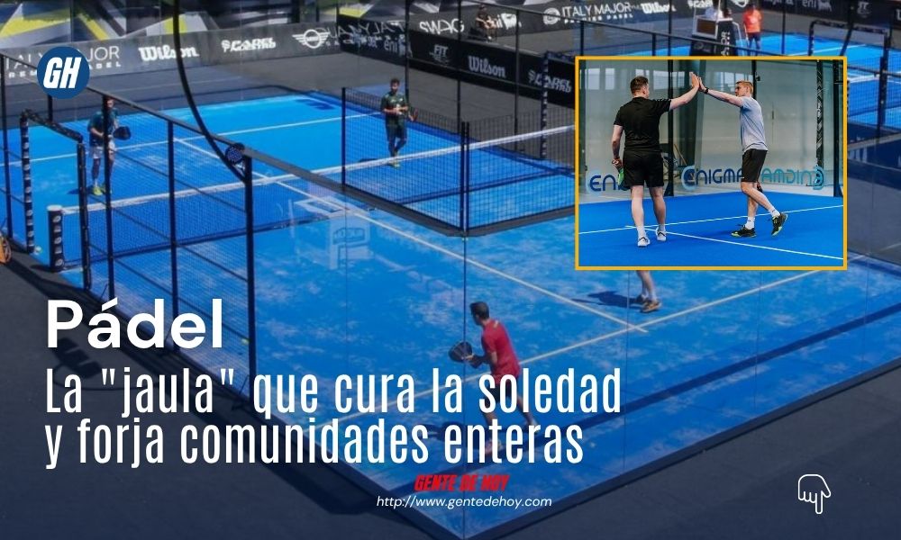 Cuatro jugadores celebran un punto en una pista panorámica al atardecer. La escena captura lo esencial del pádel moderno: la victoria es siempre colectiva.