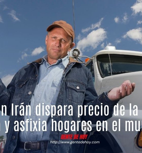 Usuarios esperan en largas filas para surtir combustible tras el anuncio de nuevos precios máximos debido a la crisis en el estrecho de Ormuz.