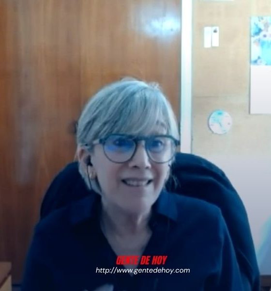Elisa Herrera Celis durante su participación en el programa La Entrevista, donde abordó el impacto del pasado en la salud mental.