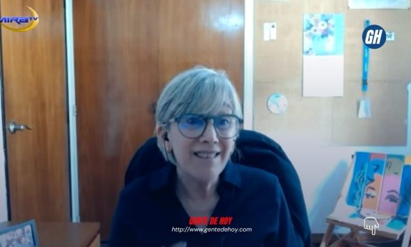 Elisa Herrera Celis durante su participación en el programa La Entrevista, donde abordó el impacto del pasado en la salud mental.
