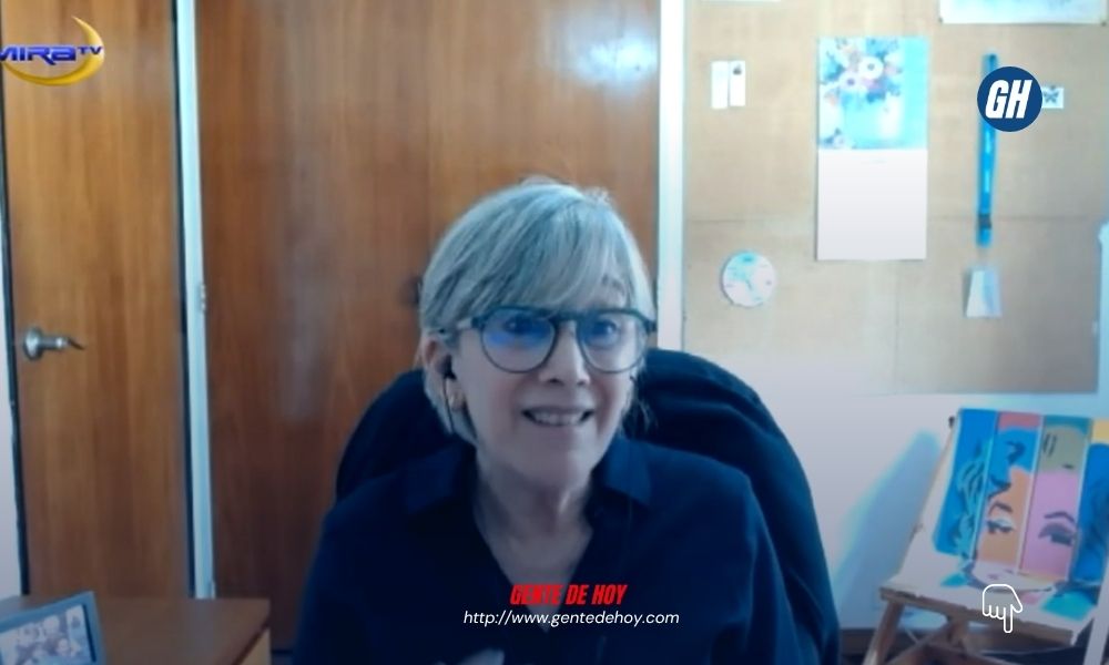 Elisa Herrera Celis durante su participación en el programa La Entrevista, donde abordó el impacto del pasado en la salud mental.